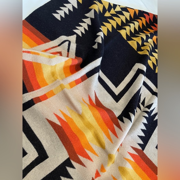 Pendleton HARDING Wool Knit Blanket Throw 50" x 60" Navy Aztec - Picture 6 of 8
